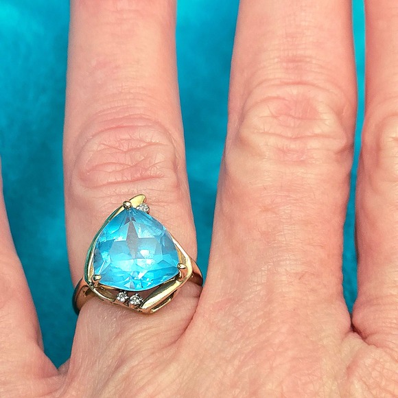 VTG Solid 10K YG 8ct. Trillion Cut Blue Topaz W/ 3 Small Diamonds Ring Size 6.5 - Picture 1 of 7